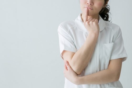 コルギについて考え悩む女性 コルギ 日本のコルギ創始 日本骨気協会